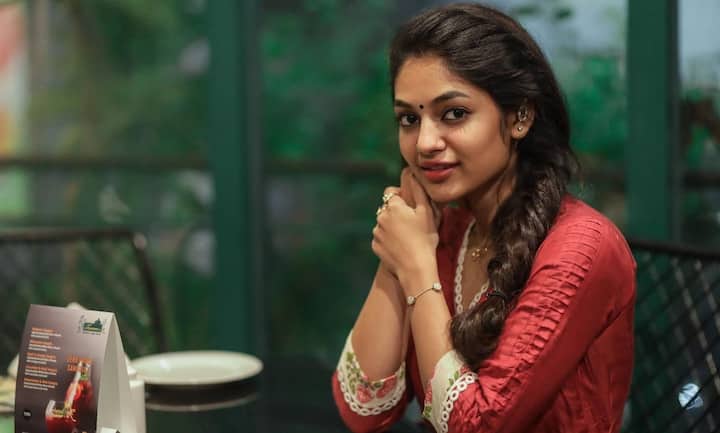 பிரதீப் ரங்கநாதன் இயக்கி நடித்த 'லவ் டுடே' திரைப்படத்தின் கதாநாயகியாக நடித்ததன் மூலம் ஓவர் நைட்டில் பட்டிதொட்டி எங்கும் பிரபலமானார்.