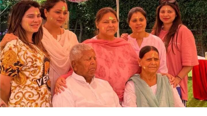 Rashtriya Janata Dal leader Lalu Prasad Yadav was seen with his family on Holi.(Image source: ANI)