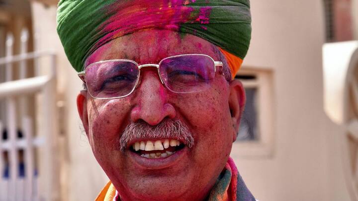 Union Law Minister Arjun Ram Meghwal celebrated Holi in Bikaner. (Image source: PTI)