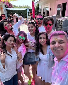 Holi 2024: प्रियंका चोपड़ा ने पति निक जोनस संग मनाई 'देसी' होली, मन्नारा चोपड़ा ने भी दीदी-जीजू संग खेला गुलाल