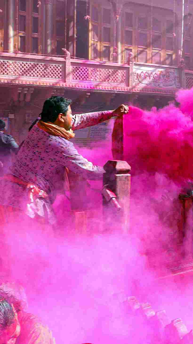 দোল কিংবা হোলি। রঙের উৎসবে মাতোয়ার হন আট থেকে আশি। রং খেলায় মেতে ওঠেন সকলেই। চলে দেদার হুল্লোড়-মজা