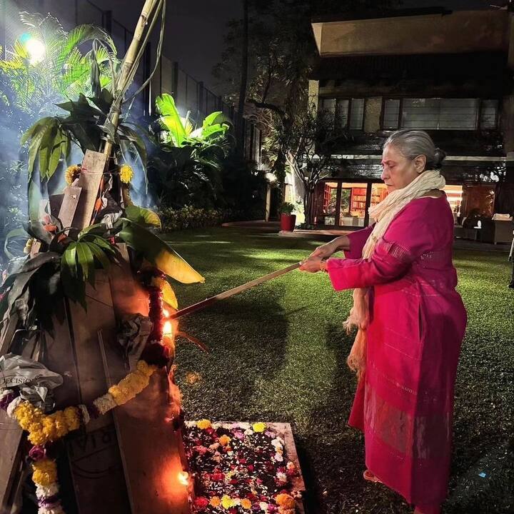 एक तस्वीर में गुलाबी सूट के साथ व्हाइट दुपट्टा ओढ़े जया बच्चन को होलिका जलाते देखा जा सकता है.