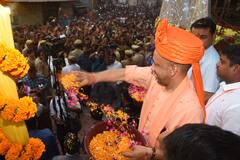 Holi 2024: होलिका दहन शोभयात्रा में शामिल हुए सीएम योगी, जनता के साथ खेली फूलों की होली, देखें तस्वीरें