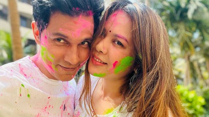 বিয়ের পর প্রথম হোলি পর্দার 'বীর সাভারকর'-এরও। রণদীপ হুডা ও লিন লাইশরাম দোলের শুভেচ্ছা জানিয়ে পোস্ট করলেন 'রঙিন' ছবি। ছবি: ইনস্টাগ্রাম