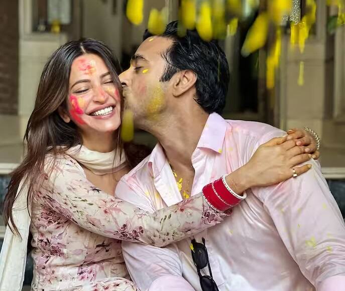 કૃતિ ખરબંદાએ હોળી માટે સફેદ ફ્લોરલ ડ્રેસ પહેર્યો હતો. રંગોના તહેવારના અવસર પર પુલકિત સમ્રાટ સફેદ શર્ટમાં જોવા મળ્યો હતો.