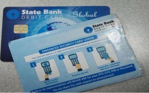 SBI ATM ਮੁਫ਼ਤ ਟ੍ਰਾਂਜੈਕਸ਼ਨ  ਦੇਸ਼ ਦਾ ਸਭ ਤੋਂ ਵੱਡਾ ਬੈਂਕ ਆਪਣੇ ਗਾਹਕਾਂ ਨੂੰ ਕੁਝ ਸ਼ਰਤਾਂ ਦੇ ਅਧੀਨ, ਆਪਣੇ ਖੁਦ ਦੇ ATM ਅਤੇ ਹੋਰ ਬੈਂਕਾਂ ਦੇ ATM 'ਤੇ ਅਸੀਮਤ ਮੁਫ਼ਤ ATM ਲੈਣ-ਦੇਣ ਦੀ ਪੇਸ਼ਕਸ਼ ਕਰਦਾ ਹੈ। ਐਸਬੀਆਈ ਸੇਵਿੰਗਜ਼ ਬੈਂਕ ਖਾਤੇ ਵਿੱਚ 25,000 ਰੁਪਏ ਤੋਂ ਵੱਧ ਦਾ ਔਸਤ ਮਾਸਿਕ ਬਕਾਇਆ ਰੱਖਣ ਵਾਲੇ ਗਾਹਕ ਬੈਂਕ ਦੇ ਏਟੀਐਮ ਨੈੱਟਵਰਕ ਵਿੱਚ ਅਸੀਮਤ ਏਟੀਐਮ ਲੈਣ-ਦੇਣ ਕਰ ਸਕਦੇ ਹਨ। ਜਦੋਂ ਕਿ ਦੂਜੇ ਬੈਂਕਾਂ ਦੇ ਏਟੀਐਮ ਵਿੱਚ ਇਸ ਸਹੂਲਤ ਦਾ ਲਾਭ ਲੈਣ ਲਈ, ਐਸਬੀਆਈ ਗਾਹਕ ਨੂੰ 1 ਲੱਖ ਰੁਪਏ ਦਾ ਬਕਾਇਆ ਰੱਖਣਾ ਹੋਵੇਗਾ।