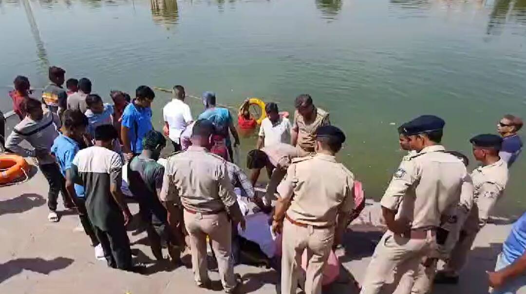 Kheda News: Three Student died due to sink in the gomti lake at vadtal, two rescued, local news Kheda: વડતાલના ગોમતી તળાવમાં ત્રણ વિદ્યાર્થીઓના ડુબવાથી મોત, હોળી નિમિત્તે કૉલેજમાંથી આવ્યા હતા નહાવા