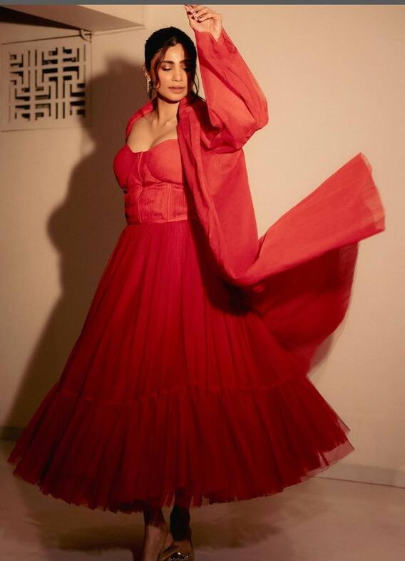 સલમાનની 'હીરોઇન' ડેઝી શાહે રેડ ડ્રેસમાં આપ્યા હૉટ પૉઝ