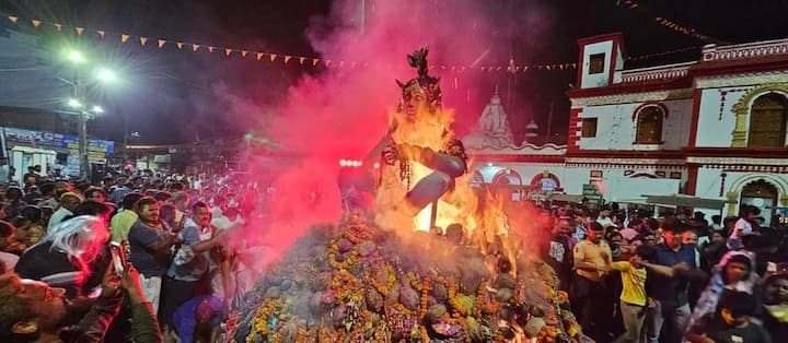 रुद्रनारायण पाणिग्रही ने बताया कि उस समय उन्हें इस दिन के महत्व का एहसास हुआ कि फागुन पूर्णिमा है, आज के दिन भगवान जगन्नाथ धाम पुरी में हर्षोल्लास के साथ राधा कृष्ण जमकर होली खेलते हैं. इसके बाद राजा ने माड़पाल में होली जलाकर उत्सव मनाने का निर्णय लिया. तब से माड़पाल में होलिका दहन की परंपरा 600 सालों से निभाई जाती है. आज भी माड़पाल होलिका दहन में राज परिवार के सदस्य भाग लेते हैं. इसके बाद संभाग के अलग-अलग जगहों में होलिका दहन की रस्म निभाई जाती है. रविवार की आधी रात को भी बस्तर राज परिवार के राजकुमार कमलचंद भंजदेव ने हजारों ग्रामीणों की मौजूदगी में होलिका दहन किया. इस दौरान माड़पाल में उत्सव जैसा माहौल देखने को मिला.
