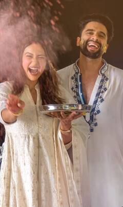 Holi 2024: रकुलप्रीत सिंह और जैकी भगनानी ने शादी के बाद पहली बार मनाया रंगों का त्योहार, कपल ने शेयर अपनी की 'होली पिक्चर्स'