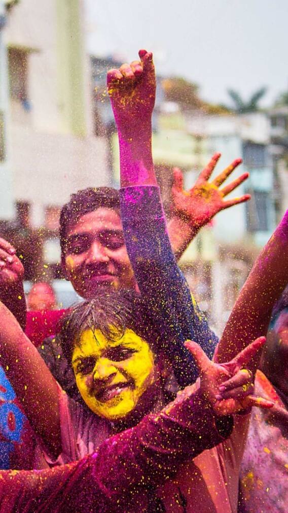 होली पर महंगे फोन को पानी और रंग से कैसे बचाएं