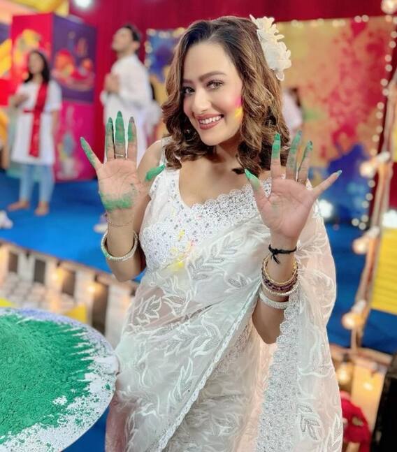 મિથૂનની પુત્રવધુ મદાલસા શર્માએ ગાર્ડનમાં રમી હોળી