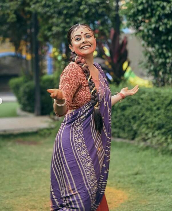 ਦੇਵੋਲੀਨਾ ਚਿੱਟੇ ਰੰਗ ਦਾ ਸੂਟ ਅਤੇ ਕਈ ਰੰਗਾਂ ਦੀਆਂ ਚੂੜੀਆਂ ਅਤੇ ਝੁਮਕਿਆਂ ਵਿੱਚ ਬਹੁਤ ਖੂਬਸੂਰਤ ਲੱਗ ਰਹੀ ਹੈ। ਇਸ ਤਸਵੀਰ 'ਚ ਉਹ ਆਪਣੇ ਪਤੀ ਦੀਆਂ ਅੱਖਾਂ 'ਚ ਗੁਆਚੀ ਹੋਈ ਨਜ਼ਰ ਆ ਰਹੀ ਹੈ।