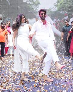 Vijay Devarakonda: ఆడియన్స్‌తో 'ఫ్యామిలీ స్టార్' విజయ్ దేవరకొండ హోలీ సెలబ్రేషన్స్ - మృణాల్‌తో డ్యాన్స్ 'మధురము కదా'