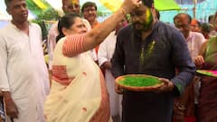 Dol Utsav 2024: বসন্ত উৎসবে চুটিয়ে ব্যাটিং কুণালের, ভোটের প্রচারের মাঝেই আবিরে মাতলেন তাপস