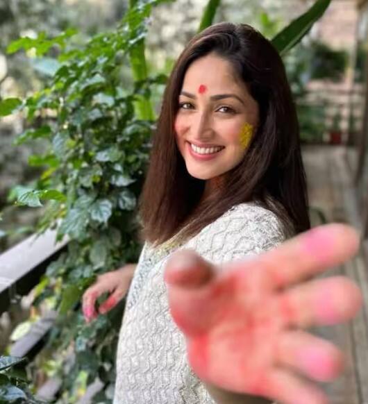 ਮਾਂ ਬਣਨ ਵਾਲੀ ਯਾਮੀ ਗੌਤਮ ਉੱਪਰ ਵੀ ਹੋਲੀ ਦੇ ਤਿਉਹਾਰ ਦਾ ਰੰਗ ਚੜ੍ਹ ਚੁੱਕਿਆ ਹੈ। ਅਦਾਕਾਰਾ ਦੀਆਂ ਕੁਝ ਤਸਵੀਰਾਂ ਸਾਹਮਣੇ ਆਈਆਂ ਹਨ। ਜਿਸ 'ਚ ਉਨ੍ਹਾਂ ਦੇ ਚਿਹਰੇ 'ਤੇ ਗੁਲਾਲ ਲੱਗਿਆ ਨਜ਼ਰ ਆ ਰਿਹਾ ਹੈ।