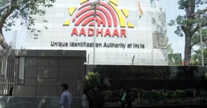 ભારતમાં ઘણા દસ્તાવેજો જરૂરી છે. જેમાંથી એક આધાર કાર્ડ પણ છે. ભારતના લગભગ 90 કરોડ લોકો પાસે આધાર કાર્ડ છે.