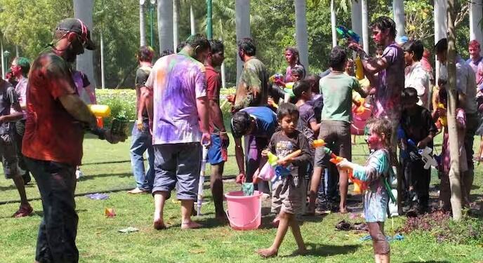 25 માર્ચે સમગ્ર ભારતમાં ધૂળેટીનો તહેવાર ખૂબ જ ઉત્સાહ અને ઉમંગ સાથે ઉજવવામાં આવશે. દરેક જણ રંગોથી રમતા જોવા મળશે.