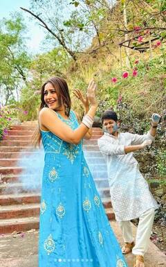 Surbhi Chandna: ਸੁਰਭੀ ਚੰਦਨਾ ਨੇ ਵਿਆਹ ਤੋਂ ਬਾਅਦ ਪਤੀ ਕਰਨ ਨਾਲ ਖੇਡੀ ਪਹਿਲੀ ਹੋਲੀ, ਦੇਖੋ ਖੂਬਸੂਰਤ ਤਸਵੀਰਾਂ