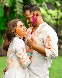 Holi 2024: હોળીના રંગમાં રંગાઈ ટીવીની ગોપી વહુ, જુઓ પતિ સાથે હોળી સેલિબ્રેશનની તસવીરો