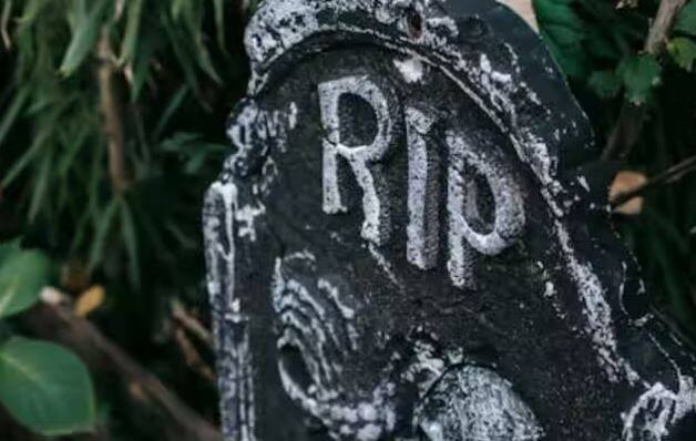 ਐਨਆਈਯੂ ਲੈਂਗੋਨ ਮੈਡੀਕਲ ਸੈਂਟਰ ਦੀ ਡਾ: ਰੋਸ਼ਨੀ ਰਾਜ ਦਾ ਕਹਿਣਾ ਹੈ ਕਿ ਸਵੇਰੇ 6 ਵਜੇ ਕੋਰਟੀਸੋਲ ਹਾਰਮੋਨ ਦੇ ਤੇਜ਼ੀ ਨਾਲ ਨਿਕਾਸ ਕਾਰਨ ਖੂਨ ਦੇ ਥੱਕੇ ਅਤੇ ਅਟੈਕ ਹੋਣ ਦਾ ਖ਼ਤਰਾ ਵੱਧ ਹੁੰਦਾ ਹੈ ਪਰ ਸਭ ਤੋਂ ਵੱਧ ਬਲੱਡ ਪ੍ਰੈਸ਼ਰ ਰਾਤ ਦੇ 9 ਵਜੇ ਹੁੰਦਾ ਹੈ। ਇਸ ਨਾਲ ਮੌਤ ਵੀ ਹੋ ਸਕਦੀ ਹੈ। ਤੁਹਾਨੂੰ ਦੱਸ ਦੇਈਏ ਕਿ 40 ਸਾਲਾਂ ਤੋਂ ਪ੍ਰੈਕਟਿਸ ਕਰ ਰਹੇ ਡਾਕਟਰ ਚੰਦਰ ਅਸਰਾਨੀ ਦਾ ਮੰਨਣਾ ਹੈ ਕਿ ਕਮਜ਼ੋਰੀ ਕਾਰਨ ਮੌਤ ਹੋਣ ਦੀ ਗੱਲ ਬਿਲਕੁਲ ਗਲਤ ਹੈ। ਉਸ ਦਾ ਕਹਿਣਾ ਹੈ ਕਿ ਸਵੇਰੇ 6 ਵਜੇ ਤੋਂ ਦੁਪਹਿਰ 12 ਵਜੇ ਦਰਮਿਆਨ ਦਿਲ ਦਾ ਦੌਰਾ ਪੈਣ ਦੀ ਸੰਭਾਵਨਾ ਬਹੁਤ ਜ਼ਿਆਦਾ ਹੁੰਦੀ ਹੈ।