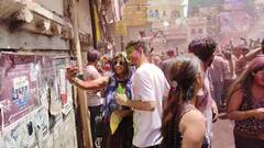 Holi 2024: उदयपुर में होली मनाने पहुंचे हजारों देशी-विदेशी पर्यटक, मेवाड़ की होली में खूब उड़े रंग-गुलाल, देखें तस्वीरें