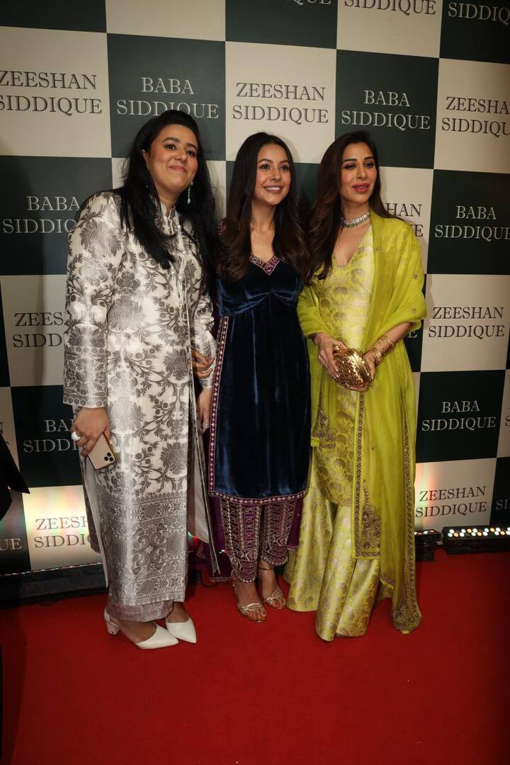 बिग बॉस 13 फेम शहनाज गिल ब्लू वेलवेट सूट के साथ प्रिंटेड पैंट पहने नजर आईं. एक्ट्रेस को कैमरे के सामने जमकर पोज देते देखा गया.