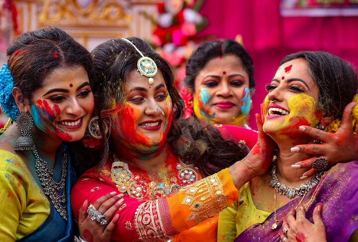 வசந்த காலத்தை வரவேற்கும் வகையில், குளிர் காலத்தின் இறுதியில் இப்பண்டிகை கொண்டாடப்படுகிறது.(Photo Credits : PTI)