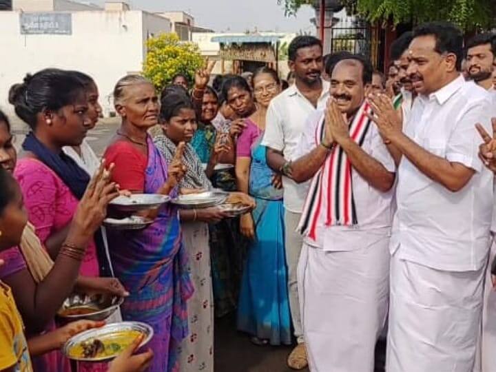 AIADMK candidate who started his campaign after offering worship at Karur Bhattalamman temple - TNN கரூர் பட்டாளம்மன் கோயிலில் வழிபாடு நடத்திவிட்டு பிரச்சாரத்தை தொடங்கிய அதிமுக வேட்பாளர்