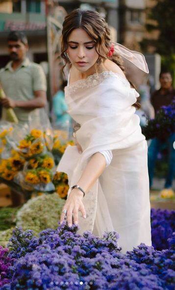 ਆਮਨਾ ਦੀਆਂ ਤਸਵੀਰਾਂ ਪੋਸਟ ਹੁੰਦੇ ਹੀ ਵਾਇਰਲ ਹੋ ਜਾਂਦੀਆਂ ਹਨ। ਉਸ ਦਾ ਹਰ ਅੰਦਾਜ਼ ਲੋਕਾਂ ਦੇ ਦਿਲਾਂ ਨੂੰ ਧੜਕਾ ਦਿੰਦਾ ਹੈ। ਵੈਸਟਰਨ ਹੋਵੇ ਜਾਂ ਦੇਸੀ, ਪ੍ਰਸ਼ੰਸਕ ਹਰ ਲੁੱਕ 'ਚ ਉਸ ਦੀਆਂ ਤਸਵੀਰਾਂ 'ਤੇ ਖੁੱਲ੍ਹ ਕੇ ਆਪਣਾ ਪਿਆਰ ਦਿਖਾਉਂਦੇ ਹਨ।