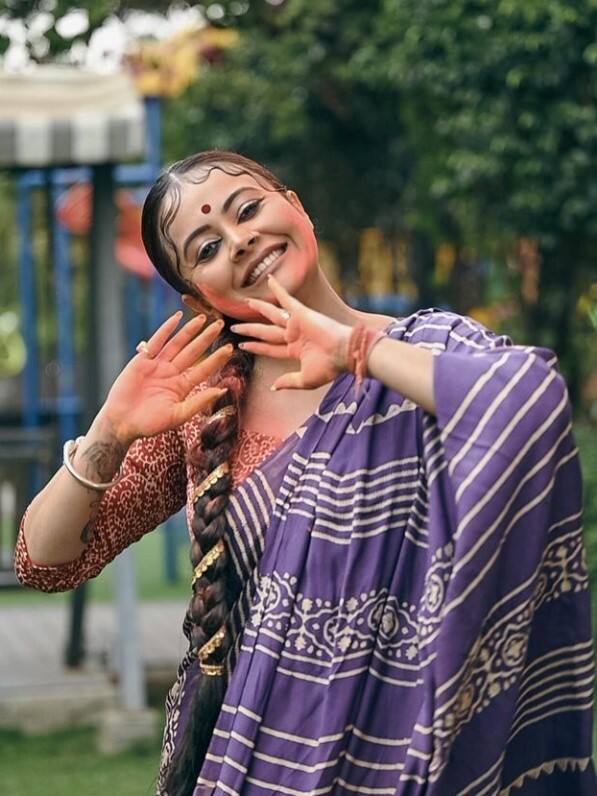 ਤੁਹਾਨੂੰ ਦੱਸ ਦੇਈਏ ਕਿ ਹੋਲੀ ਤੋਂ ਇੱਕ ਦਿਨ ਪਹਿਲਾਂ ਵੀ ਦੇਵੋਲੀਨਾ ਨੇ ਹੋਲੀ ਖੇਡਦੇ ਹੋਏ ਆਪਣੀਆਂ ਕਈ ਤਸਵੀਰਾਂ ਪ੍ਰਸ਼ੰਸਕਾਂ ਨਾਲ ਸ਼ੇਅਰ ਕੀਤੀਆਂ ਸਨ।