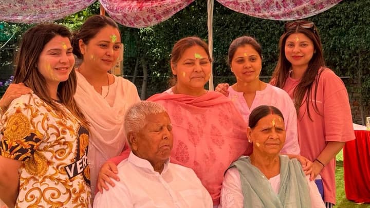 Lalu Yadav Family Holi Celebration: लालू यादव का परिवार इस वक्त दिल्ली में मौजूद है. उनके परिवार की होली खेलते हुए कुछ तस्वीरें सामने आई है.