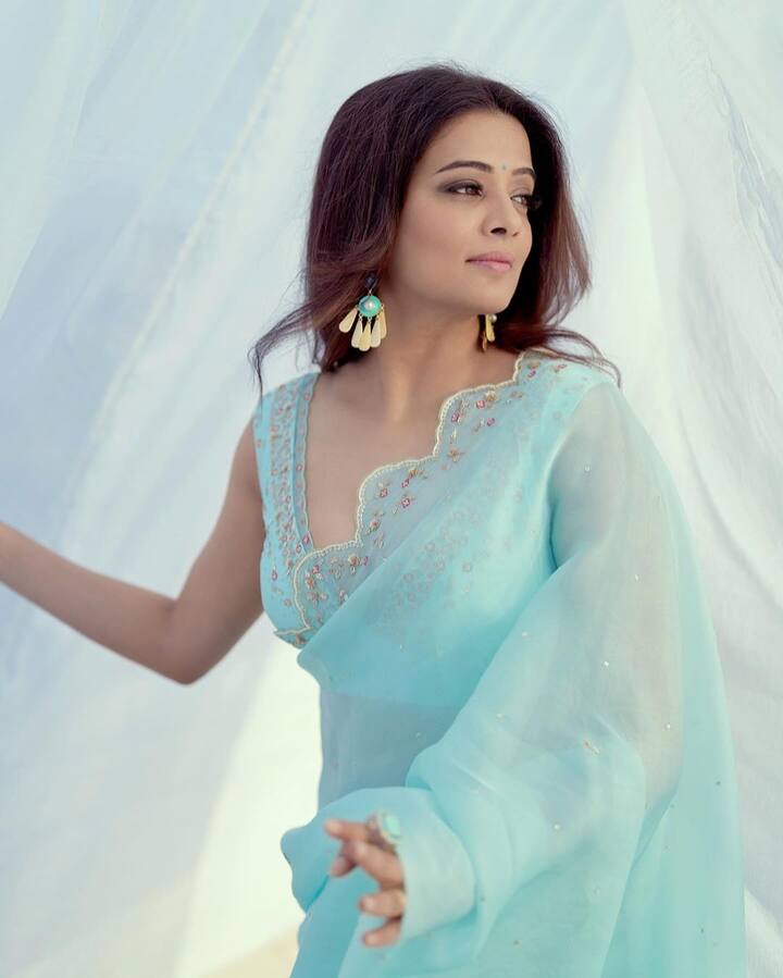 పెళ్లి తర్వాత కొంత కాలం పాటు సినిమాలకు దూరంగా ఉన్న ప్రియమణి, మళ్లీ ఇండస్ట్రీలోకి అడుగు పెట్టి సక్సెస్ ఫుల్ గా కెరీర్ కొనసాగిస్తోంది. Photo Credit: Priya Mani Raj/Instagram