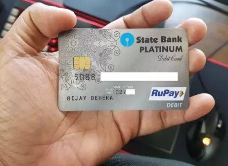 ਹਰ ਬੈਂਕ ਗਾਹਕ ਲਈ ਏਟੀਐਮ ਕਾਰਡ ਦੇ ਖਰਚਿਆਂ ਬਾਰੇ ਜਾਣਨਾ ਜ਼ਰੂਰੀ ਹੈ। ਇਸ ਨਾਲ ਗ੍ਰਾਹਕ ਨਾ ਸਿਰਫ ਬੇਲੋੜੇ ਖਰਚਿਆਂ ਤੋਂ ਬਚਦਾ ਹੈ ਬਲਕਿ ਚਾਰਜ ਬਾਰੇ ਜਾਣ ਕੇ ਬੈਂਕ ਕਰਮਚਾਰੀਆਂ ਨਾਲ ਬੇਲੋੜੀ ਬਹਿਸ ਵੀ ਨਹੀਂ ਕਰਦਾ। ਅੱਜ ਅਸੀਂ ਤੁਹਾਨੂੰ SBI ATM ਚਾਰਜ ਬਾਰੇ ਵਿਸਥਾਰ ਨਾਲ ਦੱਸਾਂਗੇ।