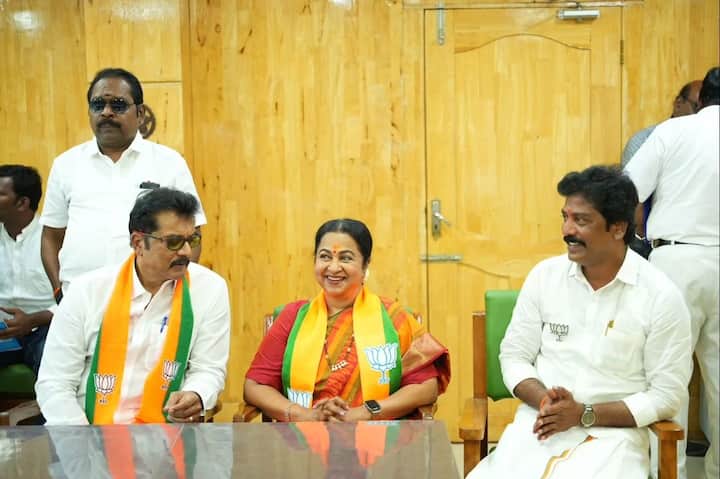 பிரதமர் நரேந்திர மோடியின் நல்லாசியுடனும், விருதுநகர் மக்களின் பேராதரவுடனும் இன்று மாவட்ட ஆட்சியர் அலுவுலகத்தில் வேட்புமனு தாக்கல் செய்ததாக தன்னுடைய இன்ஸ்டாகிராமில் பதிவிட்டுள்ளார்