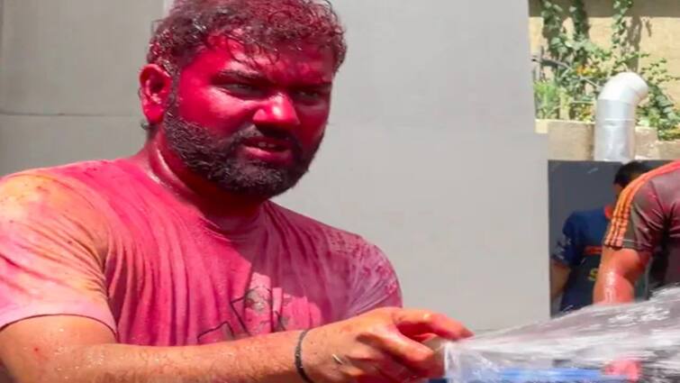 Holi 2024 Rohit Sharma celebrating Holi with Mumbai Indians players IPL 2024 Watch Video Watch Video: ஹோலி பண்டிகையை கொண்டாடிய ஹிட்மேன் ரோகித்! வைரல் வீடியோ!