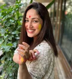 Holi 2024: ਹੋਲੀ ਦੇ ਰੰਗਾਂ 'ਚ ਰੰਗੀ ਮਾਂ ਬਣਨ ਵਾਲੀ ਯਾਮੀ ਗੌਤਮ, ਚਿਹਰੇ 'ਤੇ ਗੁਲਾਲ ਲਗਾ ਕੇ ਸ਼ੇਅਰ ਕੀਤੀਆਂ ਤਸਵੀਰਾਂ