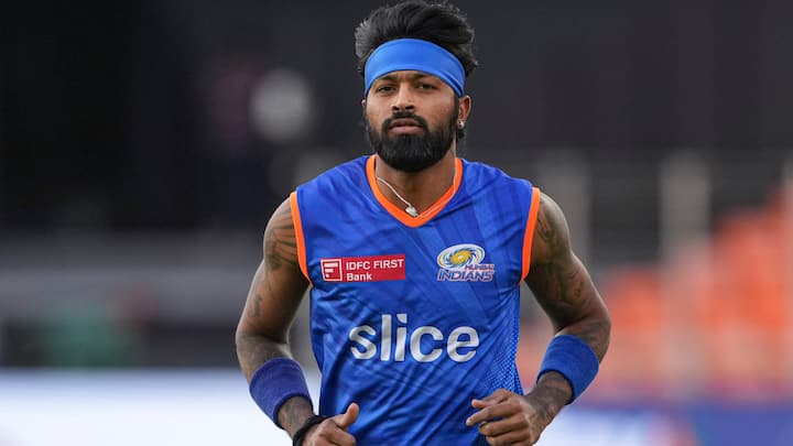 IPL 2024 Fan chants chapri after seeing Mumbai Indians captain Hardik Pandya Watch MI vs GT match Watch: हार्दिक पांड्या को देख लगे 'छपरी-छपरी' के नारे, क्राउड ने इस तरह किया बेइज्जत, वीडियो वायरल 