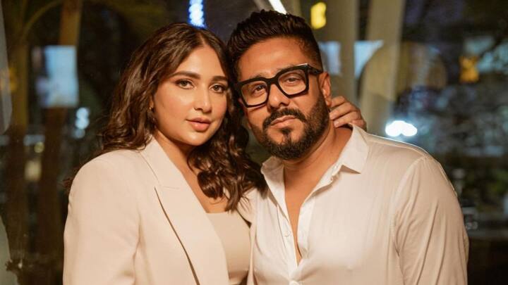 শ্যুটিং থেকে ছুটি পেয়ে পরিবারের সঙ্গে হালিশহরের গ্রামের বাড়িতে রাজ চক্রবর্তী ও শুভশ্রী গঙ্গোপাধ্যায়। একরত্তি ইউভান ও বন্ধুদের নিয়েই চলল দেদার রং খেলা।