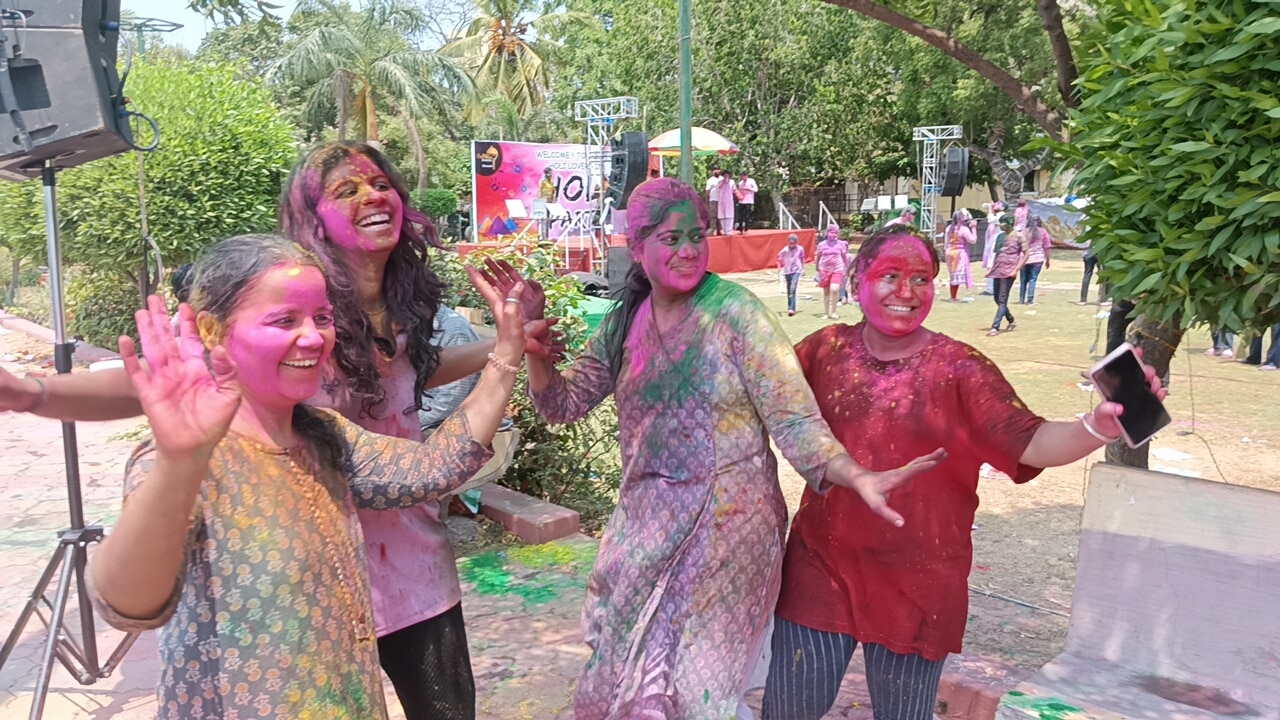 Holi Celbrations: తెలుగు రాష్ట్రాల్లో హోలీ సంబరాలు- రంగుల పండుగలో రాజకీయల నేతలు