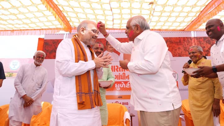 Holi 2024 Celebration: गुजरात के मुख्यमंत्री भूपेंद्र पटेल और अमित शाह ने आज साथ में होली खेली है. इस दौरान दोनों ने एक दूसरे को रंग लगाकर होली की शुभकामनाएं दी.