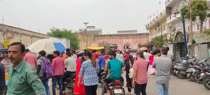 इस बात का ध्यान रखा जाता है मंदिर परिसर में कोई पानी न गिराए. यहां पर मंदिर परिसर में पानी के साथ होली खेलने के लिए पीछे की तरफ व्यवस्था की गई है.