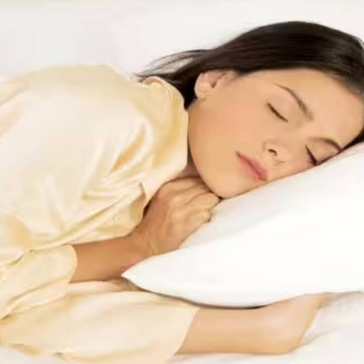 ਬਹੁਤ ਸਾਰੀਆਂ ਚੀਜ਼ਾਂ ਹਨ ਜੋ ਅਸੀਂ ਨੀਂਦ ਦੀ ਗੁਣਵੱਤਾ ਵਿੱਚ ਸੁਧਾਰ ਕਰਨ ਅਤੇ ਇਨਸੌਮਨੀਆ ਨਾਲ ਲੜਨ ਲਈ ਕਰ ਸਕਦੇ ਹਾਂ, ਜਿਸ ਵਿੱਚ ਆਰਾਮ ਨੂੰ ਉਤਸ਼ਾਹਿਤ ਕਰਨਾ, ਚੰਗੀ ਨੀਂਦ ਦਾ ਮਾਹੌਲ ਬਣਾਉਣਾ, ਅਤੇ ਨੀਂਦ ਦੇ ਚੱਕਰ ਨੂੰ ਨਿਯੰਤਰਿਤ ਕਰਨਾ ਸ਼ਾਮਲ ਹੈ। ਇਸ ਲੇਖ ਵਿਚ ਅਸੀਂ ਤੁਹਾਨੂੰ ਕੁਝ ਟਿਪਸ ਬਾਰੇ ਦੱਸ ਰਹੇ ਹਾਂ ਜੋ ਤੁਹਾਡੀ ਨੀਂਦ ਦੇ ਚੱਕਰ ਅਤੇ ਨੀਂਦ ਦੀ ਗੁਣਵੱਤਾ ਨੂੰ ਬਿਹਤਰ ਬਣਾਉਣ ਵਿਚ ਤੁਹਾਡੀ ਮਦਦ ਕਰਨਗੇ।