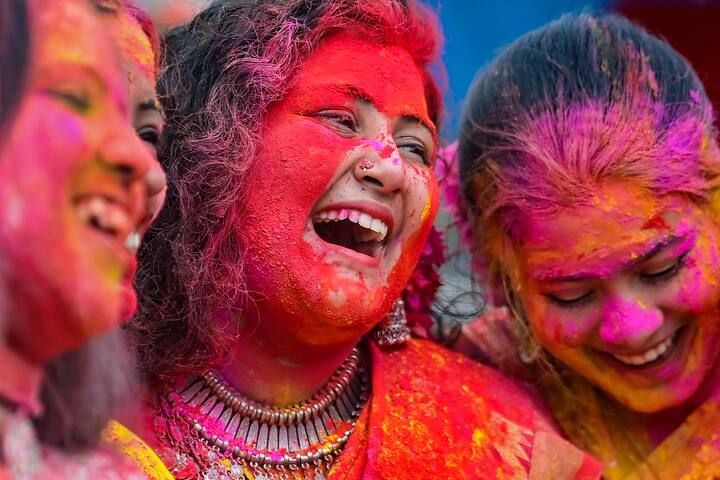 அந்தவகையில் வண்ணங்களின் பண்டிகையான ஹோலியும் பலருக்கு பிடிக்கும். சிறுவர் முதல் முதியவர் வரை வயது வரம்பு பார்க்காமல் கொண்டாடப்படும் பண்டிகை இது.(Photo Credits : PTI)