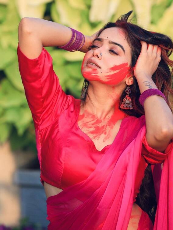 લાલ સાડી, ગાલ પર ગુલાલ, મનીષા રાનીએ આપી હોળીની શુભકામના