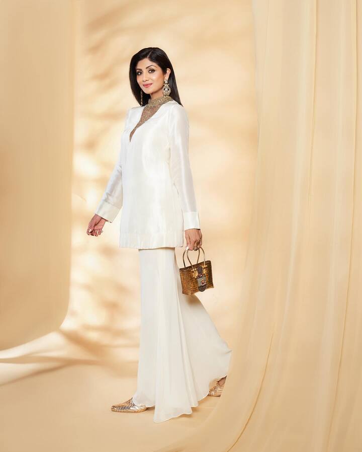 बॉलिवूड गाजवल्यानंतर शिल्पा शेट्टी आता ओटीटी विश्व गाजवायला सज्ज आहे. रोहित शेट्टीच्या 'इंडियन पोलीस फोर्स' या सिनेमाच्या माध्यमातून ओटीटीवर धुमाकूळ घालायला सज्ज आहे. (photo:theshilpashetty/ig)