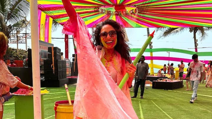 সাদা চুড়িদারে হোলি পার্টির কেন্দ্রবিন্দুতে অভিনেত্রী শোভিতা ধুলিপালা। কখনও হাতে ঠান্ডাই, কখনও আবার হাতে পিচকিরি। আবির, জল রঙে মাতলেন অভিনেত্রী। ছবি: ইনস্টাগ্রাম