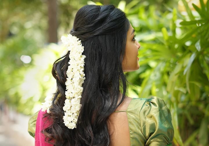 அடிக்கடி போட்டோஷூட் புகைப்படங்களை பகிரும் இவானா தற்போது பாவாடை தாவணியில் இருக்கும் புகைப்படங்களை பகிர்ந்துள்ளார்.