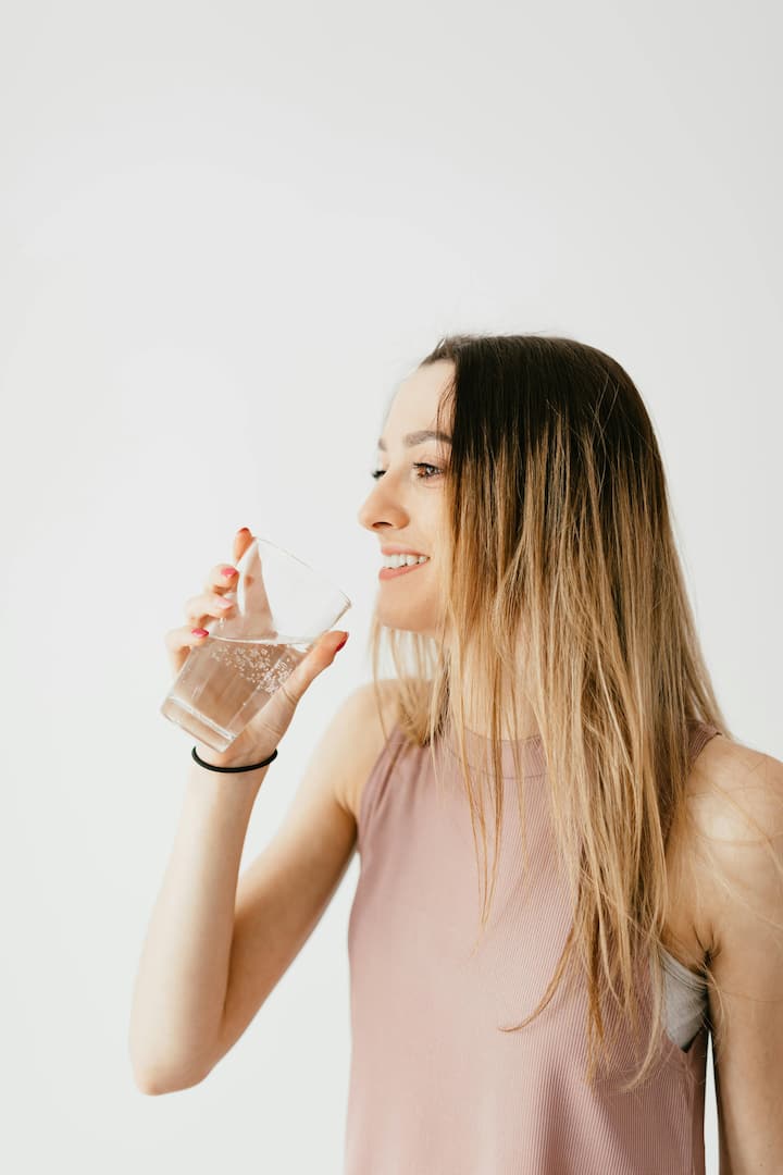 The easiest and cheapest way to detox the body is to drink water, so that all the toxins are removed through urine.  Similarly, get 7 to 8 hours of sleep to detoxify the body without any extra effort.  (Photo Credit: Pexels)