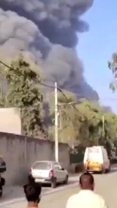 दिल्ली के अलीपुर में एक फैक्ट्री में लगी आग | abp shorts